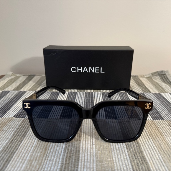 CHANEL Black Square Sunglasses - Picture 1 of 7